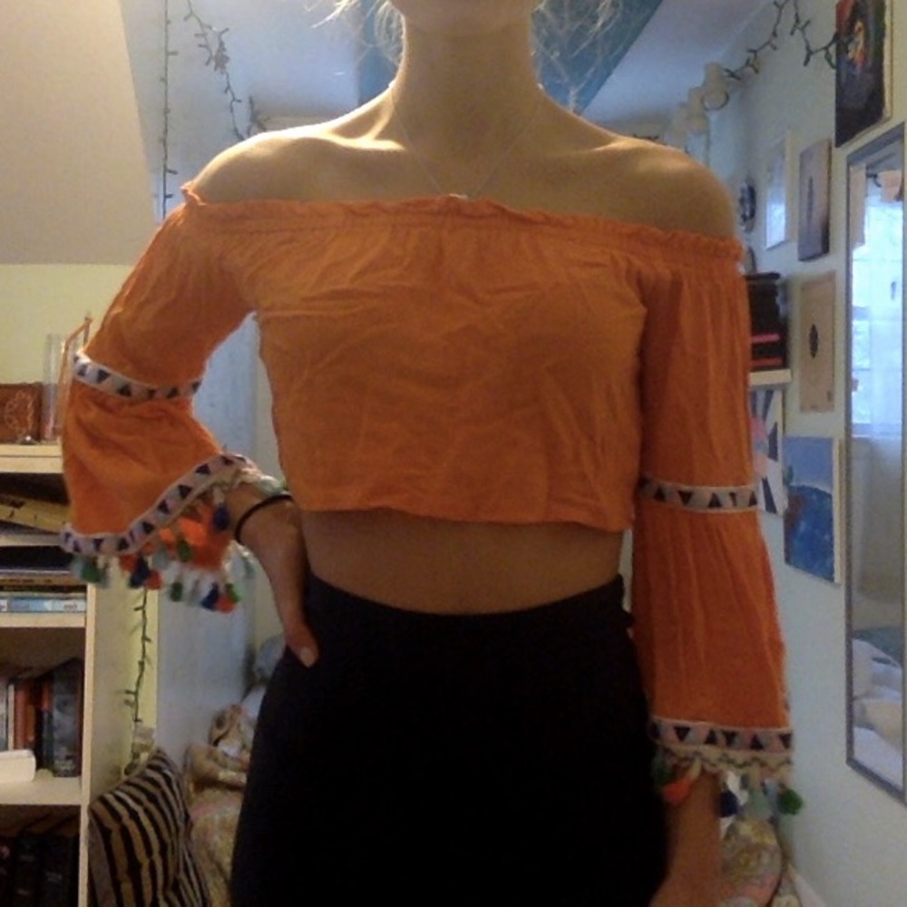 SOLD Off-the-shoulder orange crop 😍